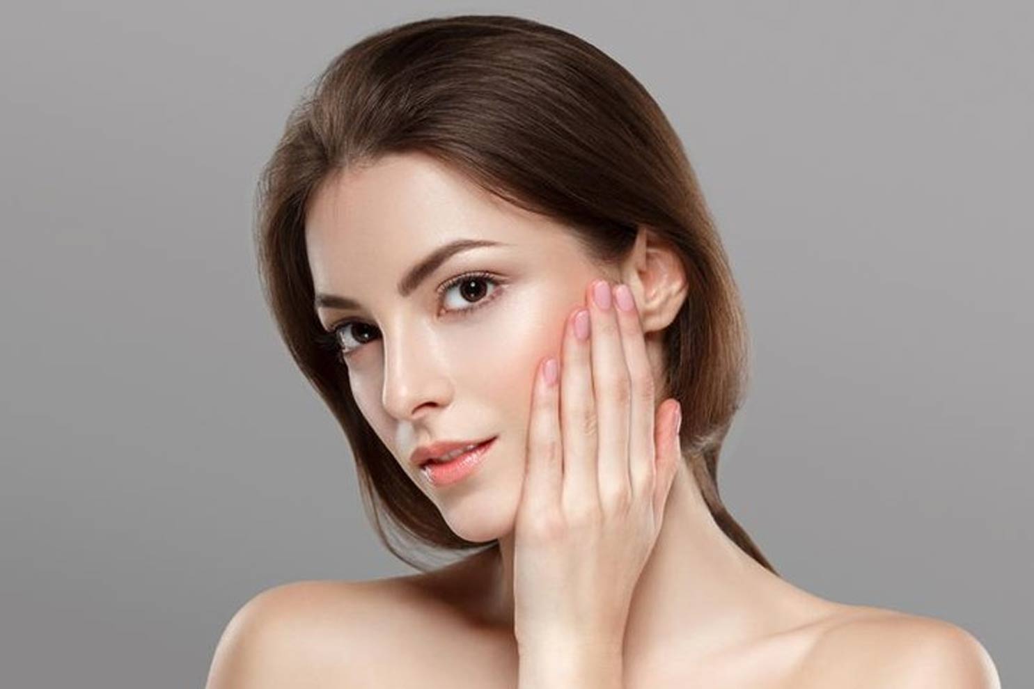 5 Cara Mengencangkan Kulit Wajah secara Alami - Medikacare Skincare