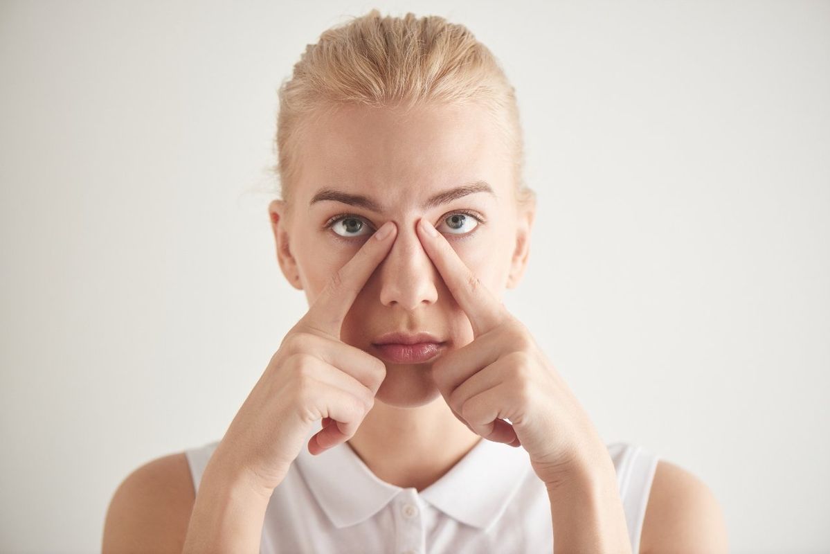 Punya Kulit Hidung Mengelupas? Waspada! Ini 5 Penyebab & Cara Merawatnya dengan Benar