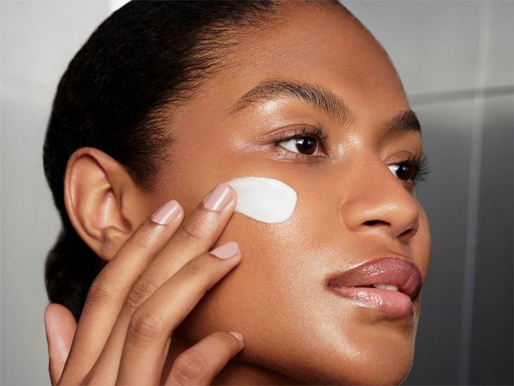 Moisturizer Dipakai Sebelum atau Sesudah Serum? Ini Urutan Skincare yang Benar